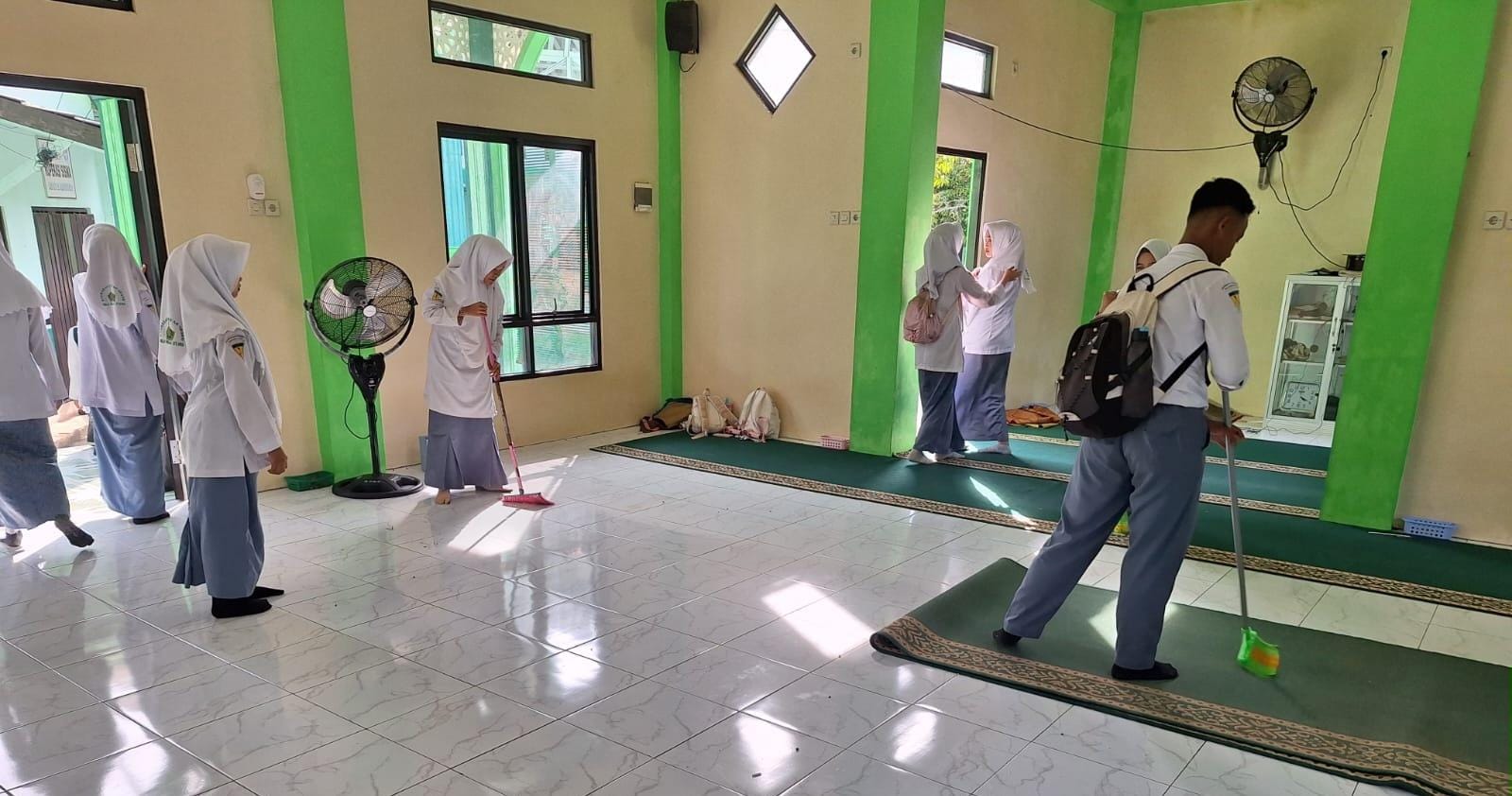 Semangat Kebersamaan! MAN 2 HSU Laksanakan Program GEBER Bersih-Bersih Musholla 2026